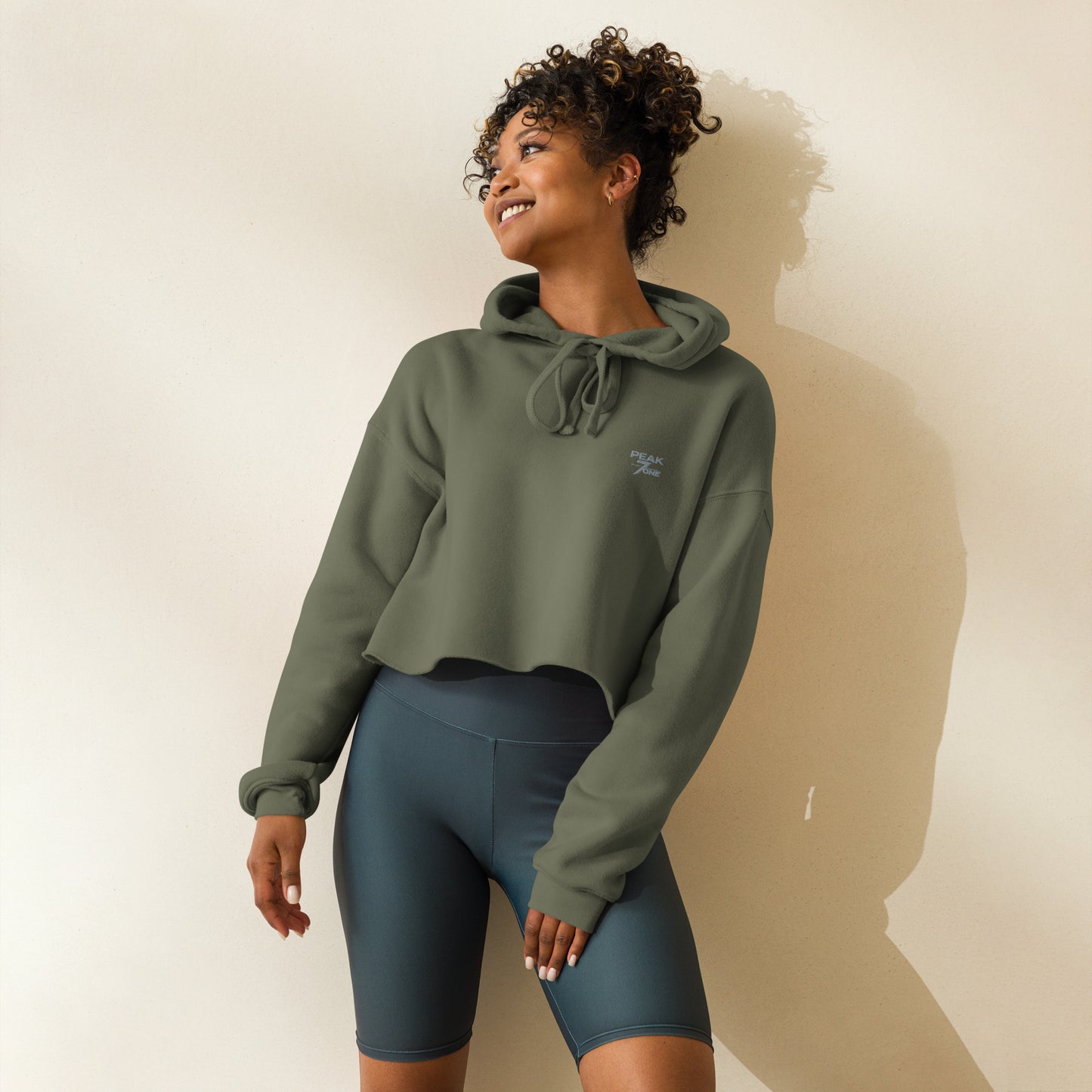 Premium Crop Hoodie Damen Streetwear von Peak7one – minimalistisches Design mit Sticklogo