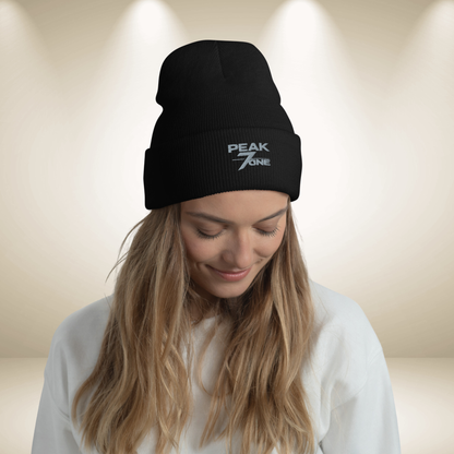 Peak7one Essential Beanie schwarz – minimalistische Premium Streetwear Beanie mit Sticklogo