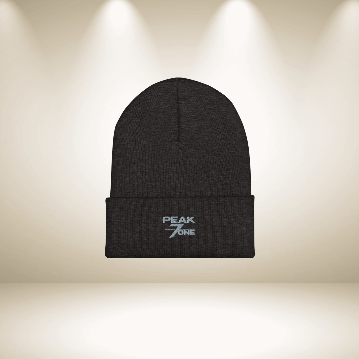 Peak7one Beanie Streetwear Look – schwarze Premium Beanie mit Sticklogo