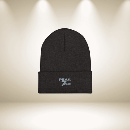Peak7one Beanie Streetwear Look – schwarze Premium Beanie mit Sticklogo