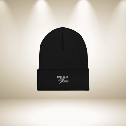 Peak7one Essential Beanie schwarz – minimalistische Premium Streetwear Beanie mit Sticklogo