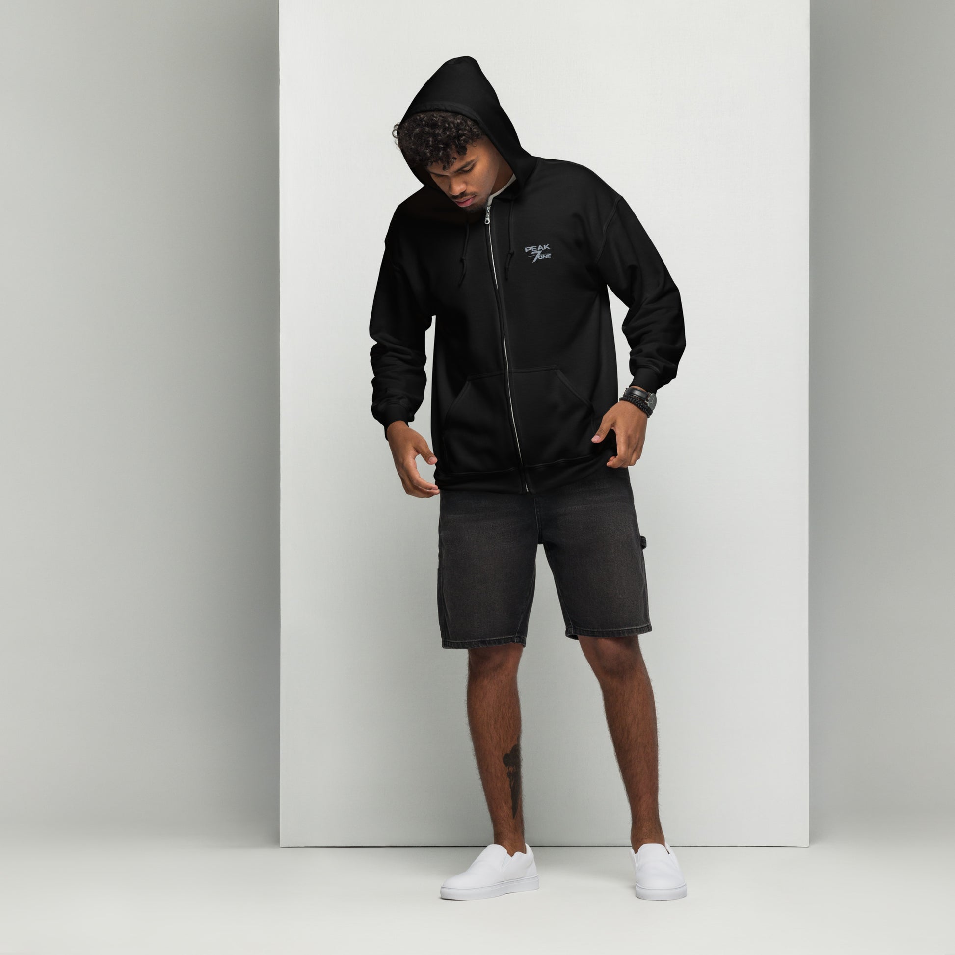 Peak7one Signature Zip Hoodie schwarz – minimalistischer Premium Streetwear Zip Hoodie mit Sticklogo
