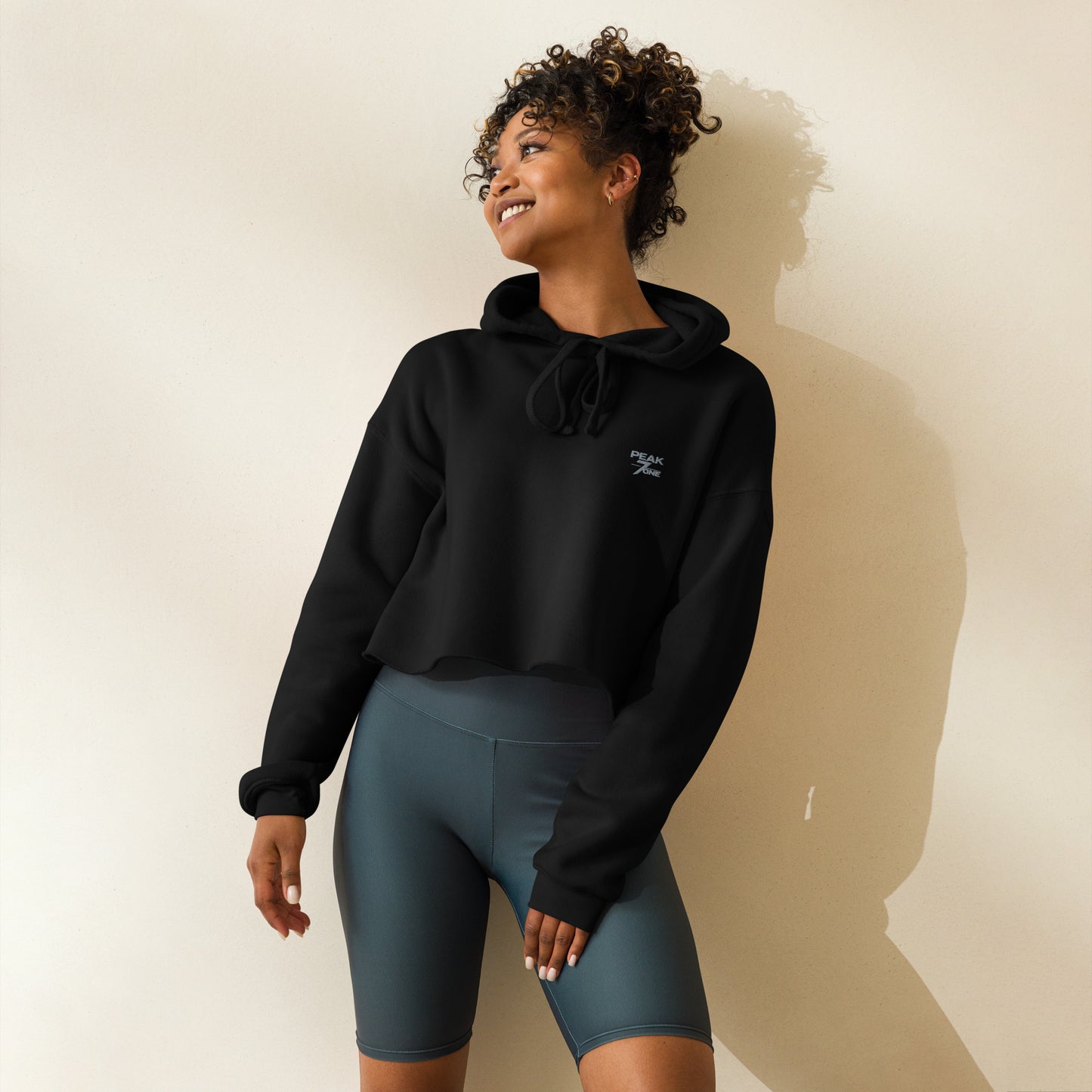 Peak7one Signature Crop Hoodie schwarz – minimalistischer Premium Streetwear Hoodie mit Sticklogo